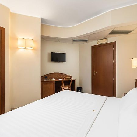 Welcome Hotel Legnano Bagian luar foto