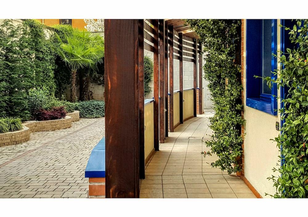 Welcome Hotel Legnano Bagian luar foto