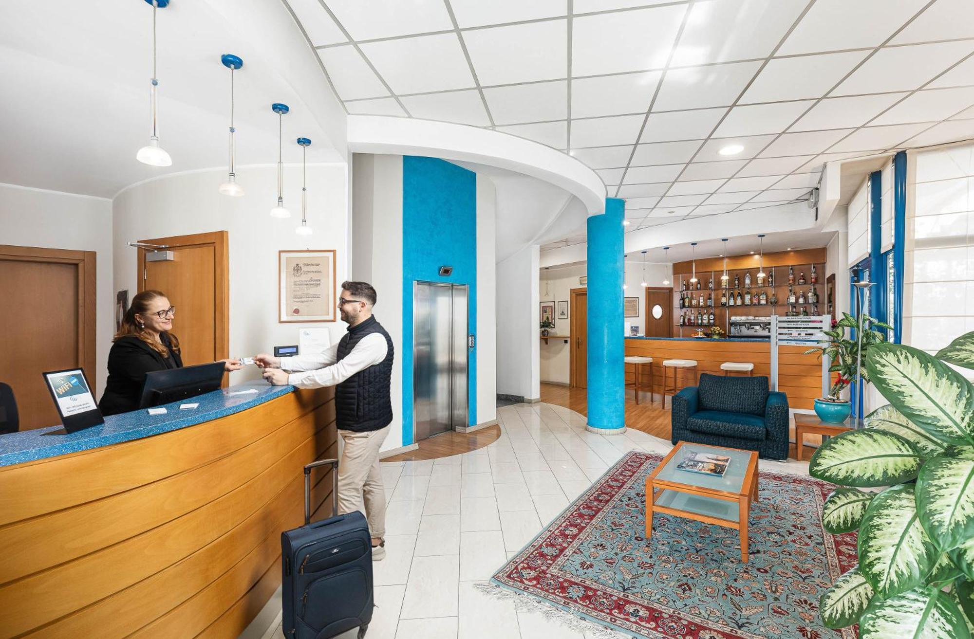 Welcome Hotel Legnano Bagian luar foto